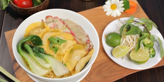 Har Kow Egg Noodle Soup