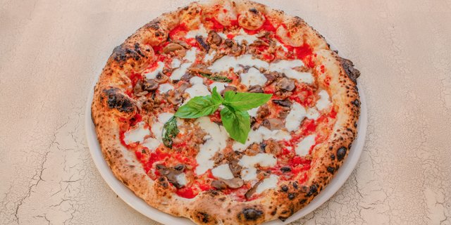 Salciccia & Funghi Pizza