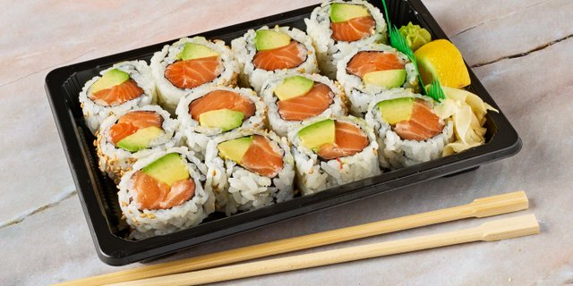 Salmon Cado Roll