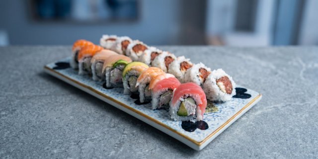 Rainbow & Spicy Tuna Roll Tray