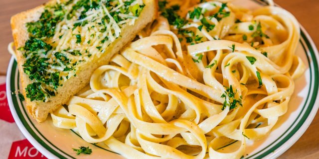 Fettuccine Alfredo w/ Chicken