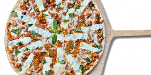 Chicken w/ Vodka Sauce Pizza
