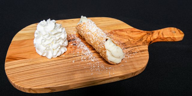Cannoli w/ Cream
