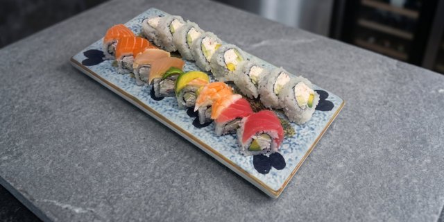 Rainbow & California Roll Tray