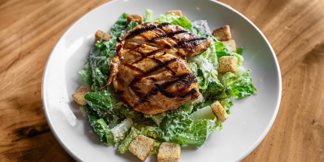 Caesar con Pollo Salad