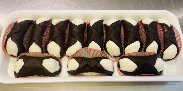Mini Cannoli w/ Chocolate-Dipped Shells Tray