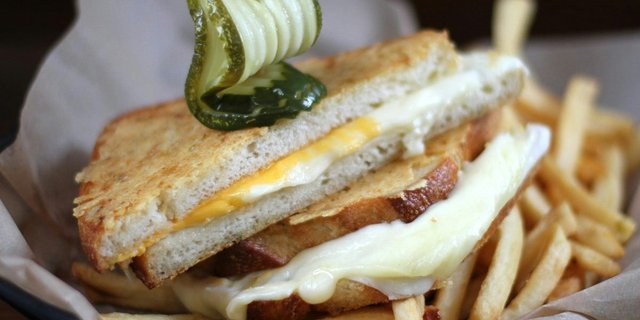 Grilled 5-Cheese Sandwich