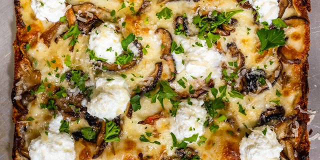 DT Mushroom Truffle Pizza