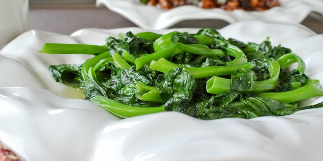 Snow Pea Leaves & Garlic Stir-Fry Tray