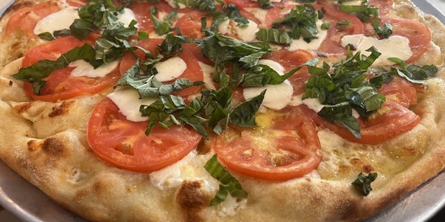 Fresh Mozzarella & Tomatoes Pizza