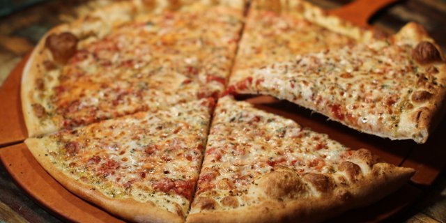 Cheese w/ Fresh Basil 18” Pizza