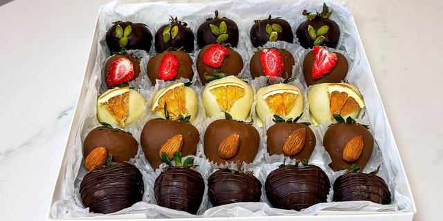 Signature Mix Chocolate Covered Strawberries