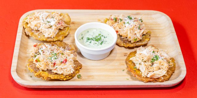 Tostones con Pollo Tray