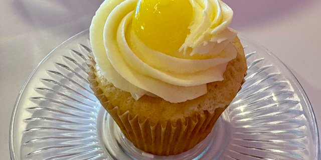 Gluten-Sensitive Lemon Drop Cupcake
