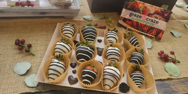 12 Designed Chocolate Strawberries