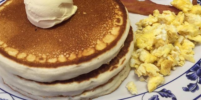 Pancakes y Huevos