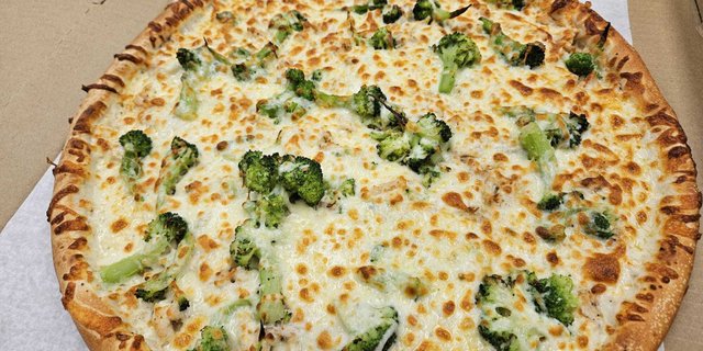 Chicken Broccoli Alfredo Pizza