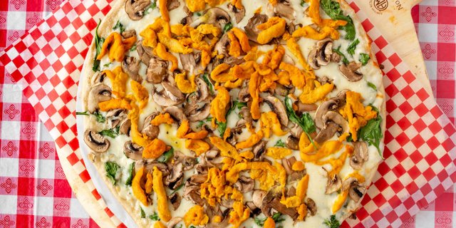 Chicken Spinach Florentine Pizza