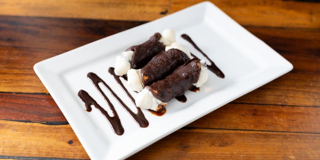 Mini Chocolate Chip Cannoli
