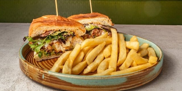 Pollo Frita Sandwich