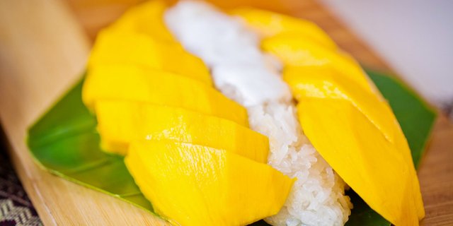 Sticky Rice w/ Mango