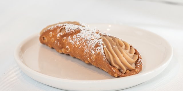 Chocolate Italian Cream Cannoli Package