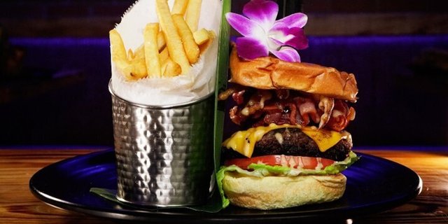 El Otro Tiesto Beef Burger