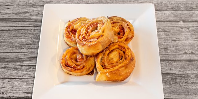 Pepperoni Pizza Muffins