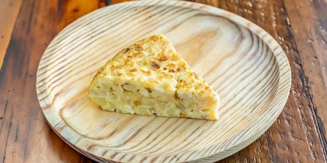 Tortilla W/ Queso & Cebolla Caramelizada