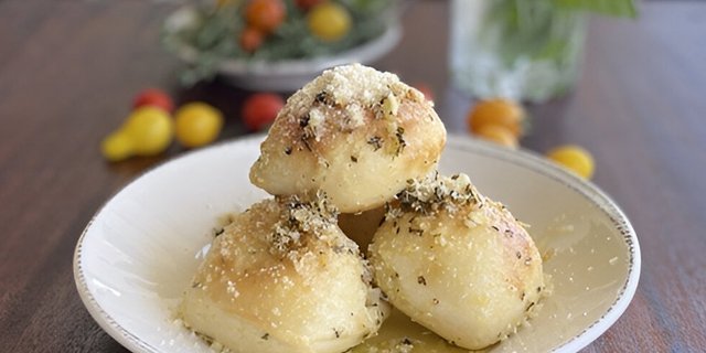 Tomatina's Signature Garlic Rolls