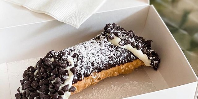 Chocolate Chip Mini Cannoli