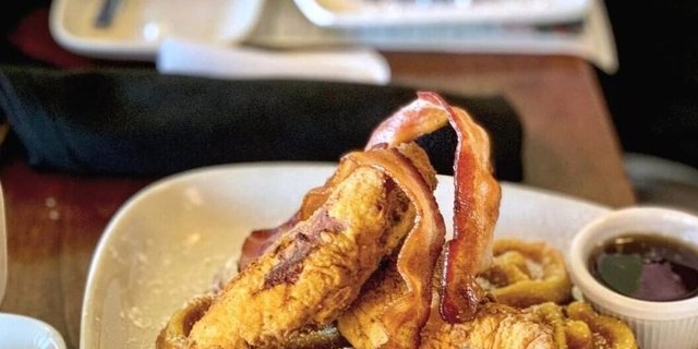 Chicken & Applewood Bacon Waffe