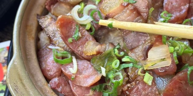Preserved Pork Clay Pot Rice Tray