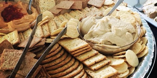 Hummus w/ Veggies & Pita Chips