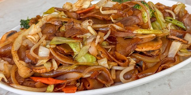 Vegan Chow Fun w/ Mixed Veggies