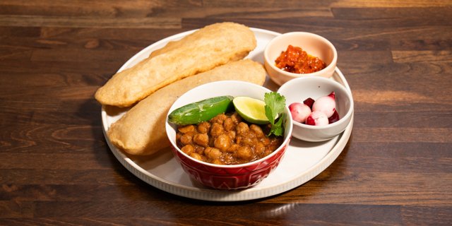 Hocco's Signature Chana Masala w/ Bhatura
