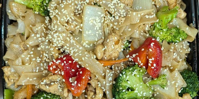 Chow Fun Noodles w/ Chicken