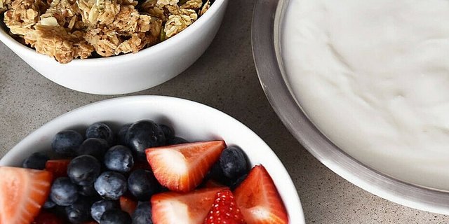 Berries & Yogurt Bar