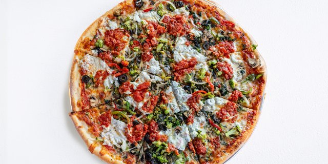 Vegetable Pizza w/ Fresh Mozzarella