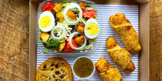 3 Zepperoni Rolls Boxed Lunch
