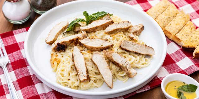 Chicken Alfredo w/ Spaghetti