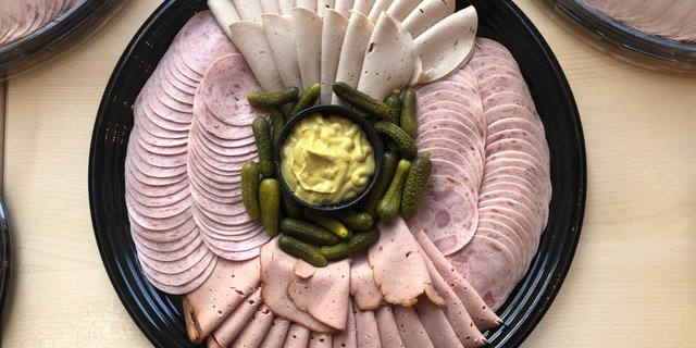 Über Aufschnitt Teller