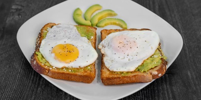 Avocado & Fried Eggs Toast