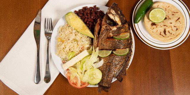 Pescado Frito Con Tajadas