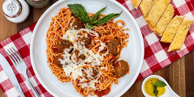Spaghetti w/ Meatballs