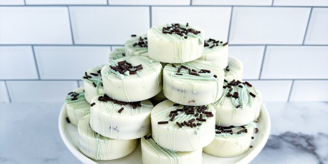 Mint Chocolate Dipped Oreo Cookies