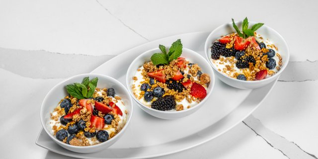 Yogurt, Fruit & Granola Cups
