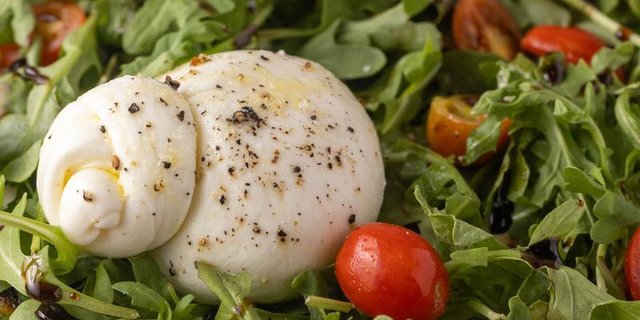Burrata & Strawberries Salad