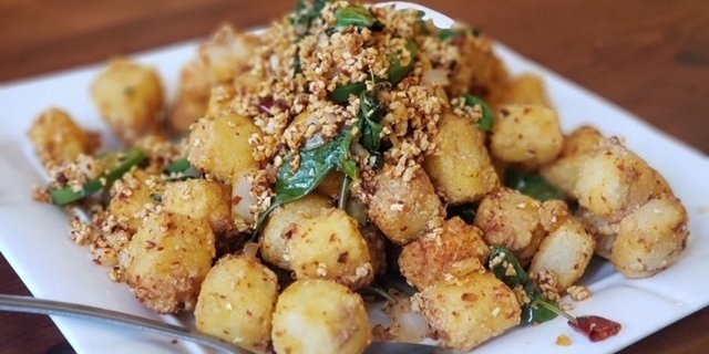 Fried Tofu Snowed w/ Garlic