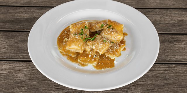 Ravioli & Sauce